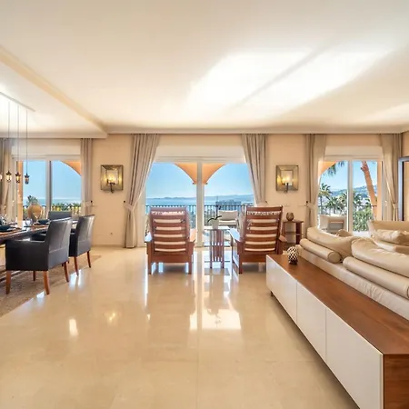 Beachside With Panoramic Sea Views *